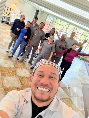 Treinamento prático de limpeza profissional em empresa